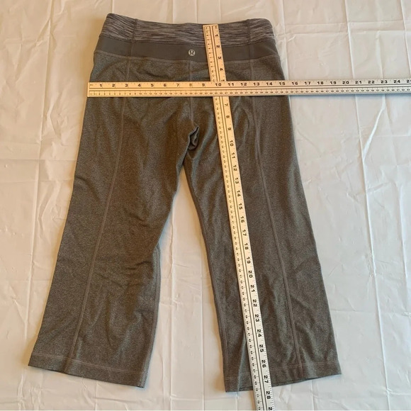 ๐๏ธโโ๏ธ Elevate Your Workout with Lululemon Grey Workout Capris - Size 6 ๐ช๏ธ - Picture 8 of 8